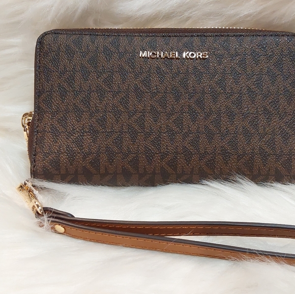 Signature Jet Set Flat Multifunction Phone Case/ wristlet - Picture 9 of 9